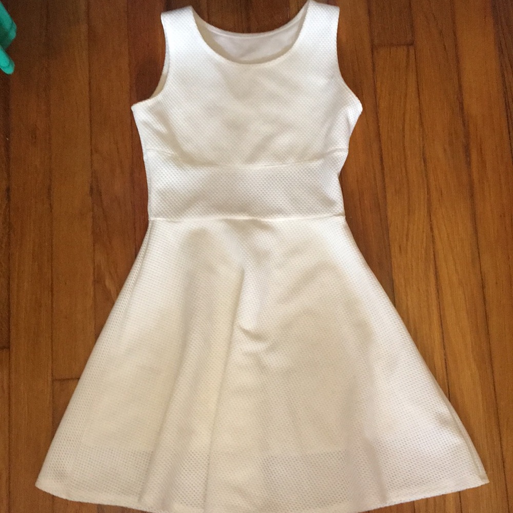Adorable white dress for girls!